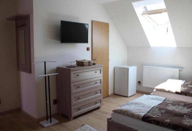 Chambre Triple Standard, Penzion Avena