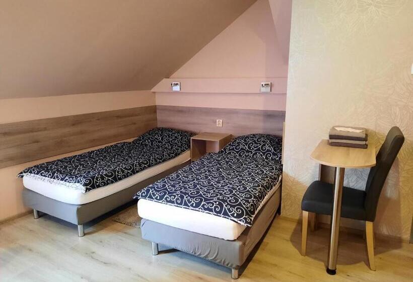 Chambre Quadruple Standard, Penzion Avena