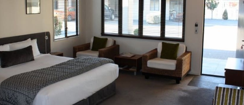 스탠다드 스튜디오, Harvest Lodge Motel