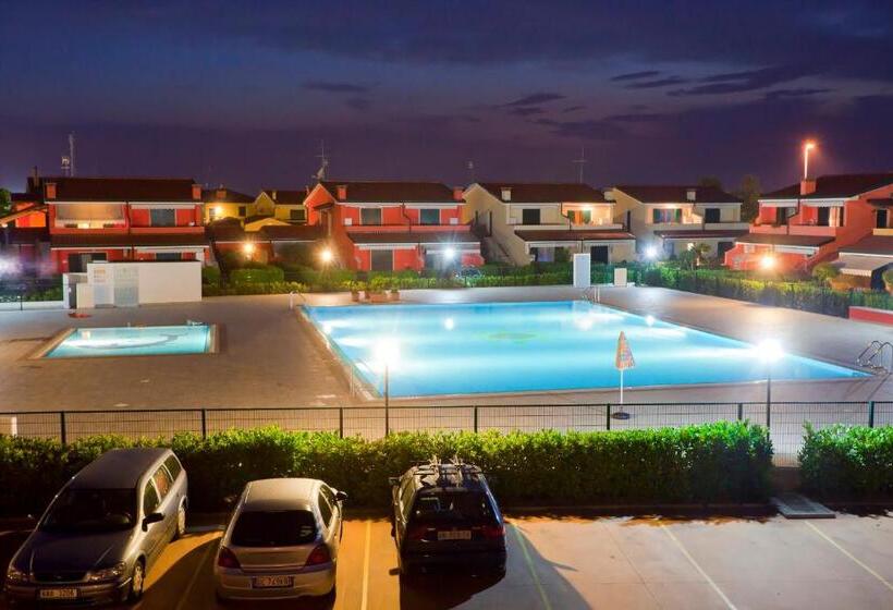 آپارتمان 1 خوابه با چشم‌انداز استخر, Apartments Villaggio Dei Fiori Extra Luxury 4 Stars   Great Family Resort   Petz Friendly   With Hyp