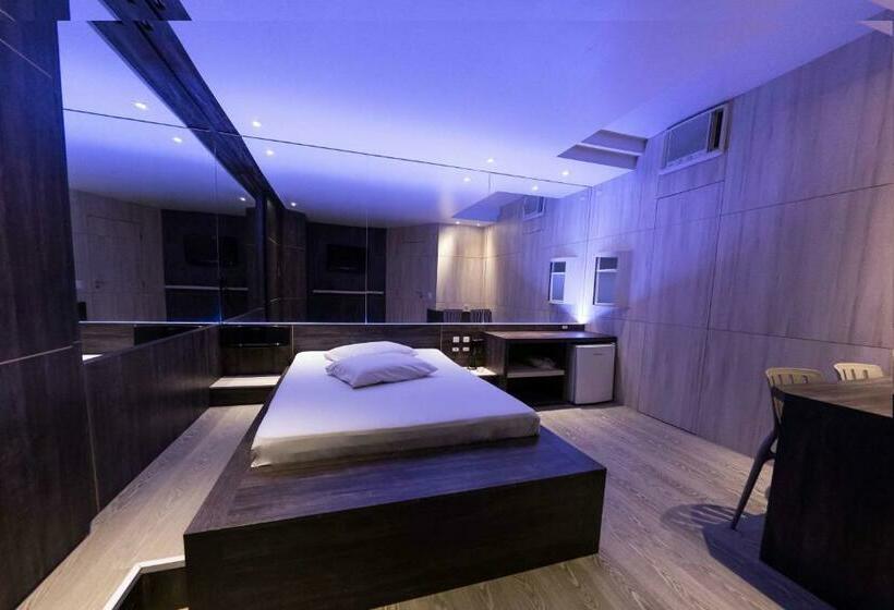 자쿠지 스위트, Snob Motel