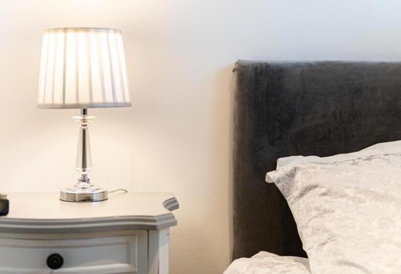 חדר יחיד בסיסי, Trefoil Guest House