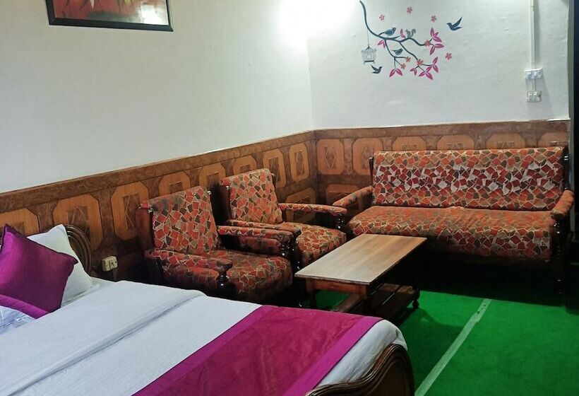 Номер Deluxe, Goroomgo Tribhuwan Ranikhet