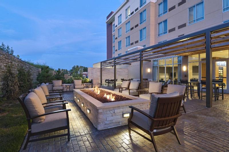 Люкс Кровать Кинг, Courtyard St. Louis Brentwood