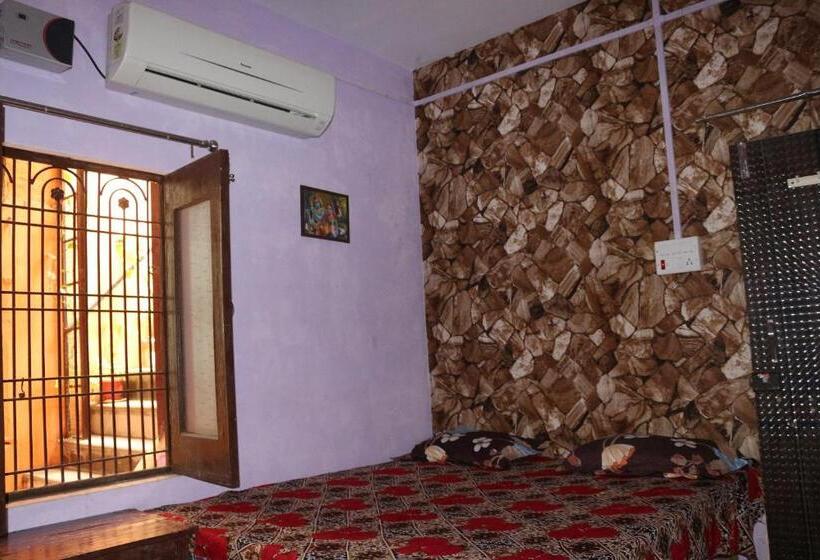 Quarto Triplo Clássico, Mother Hostel