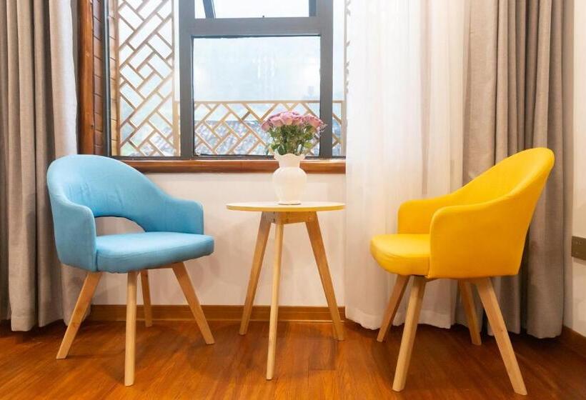 غرفة قياسية, Easy House