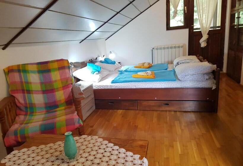 اتاق استاندارد سه تخته با سرویس بهداشتی مشترک, Nena & Rale Rooms