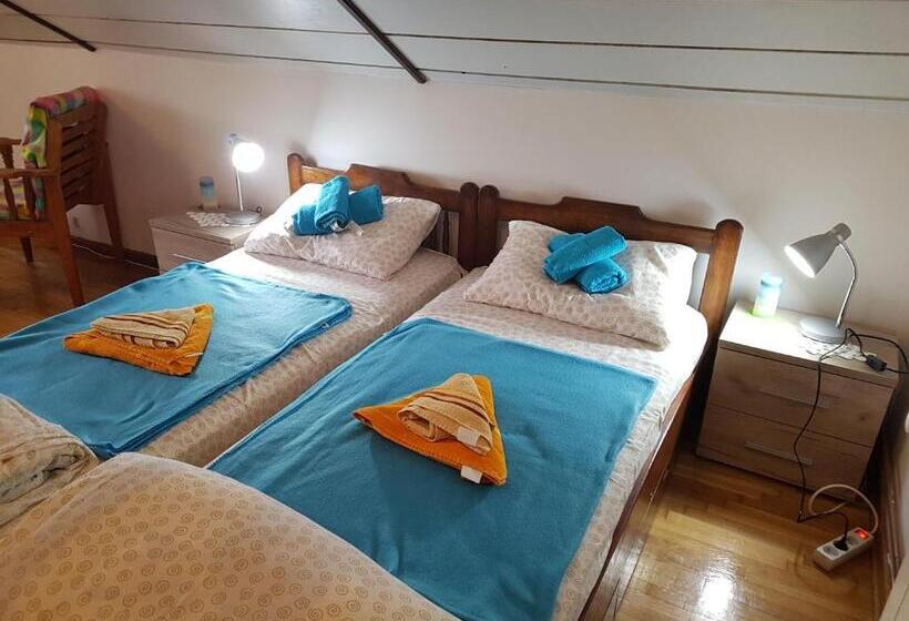 اتاق استاندارد سه تخته با سرویس بهداشتی مشترک, Nena & Rale Rooms