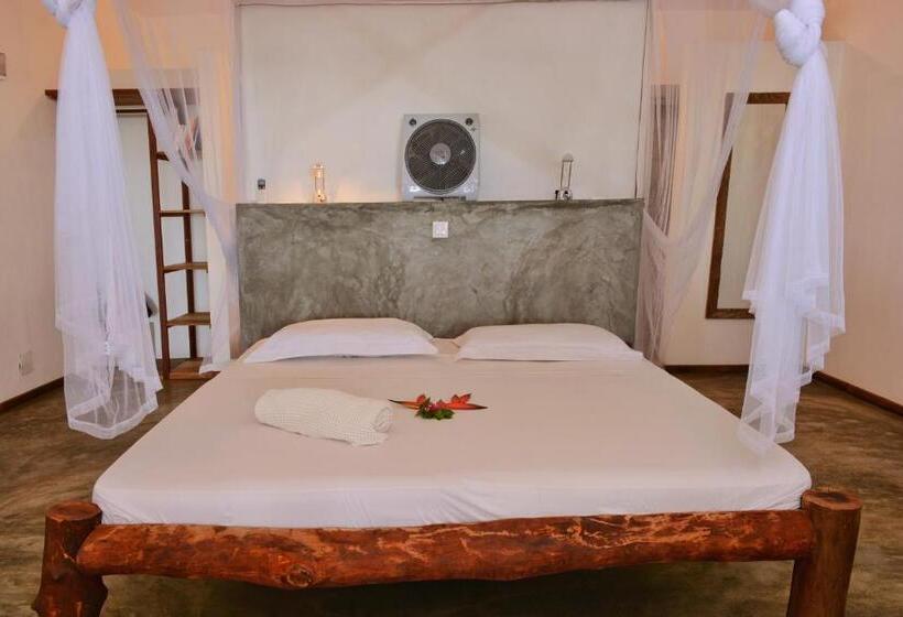اتاق استاندارد با بالکن و چشم‌انداز دریا, Nosy Lodge