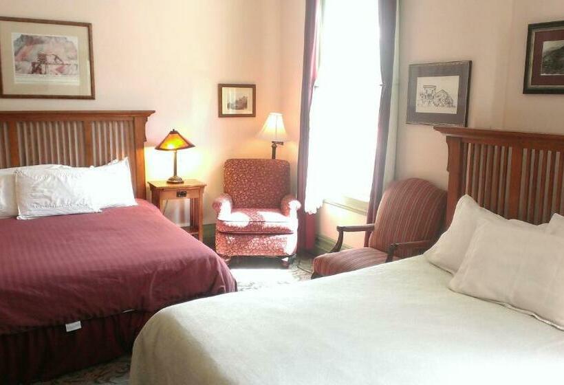 Quarto Estandar, Connor