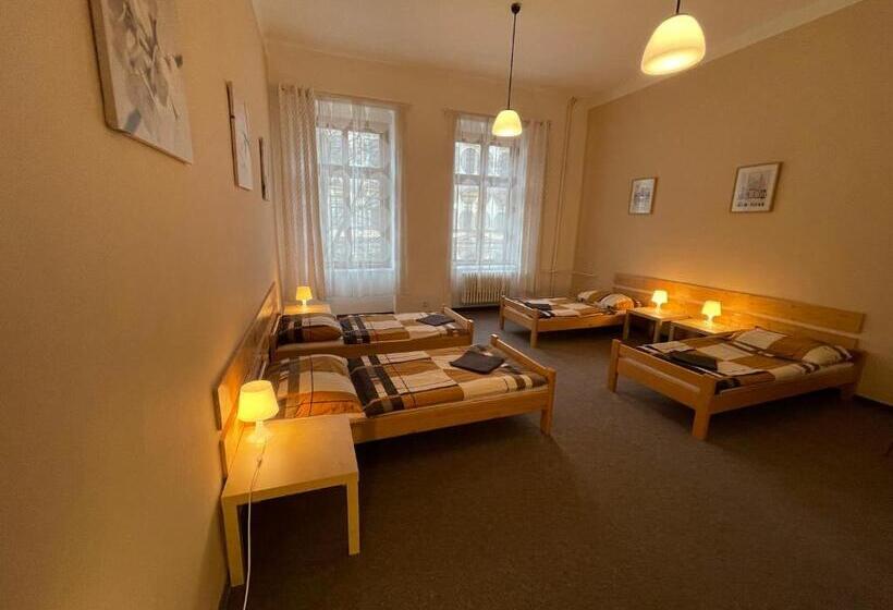 Номер Стандарт Четырехместный Совместный Санузел, Hostel U Sv. štěpána