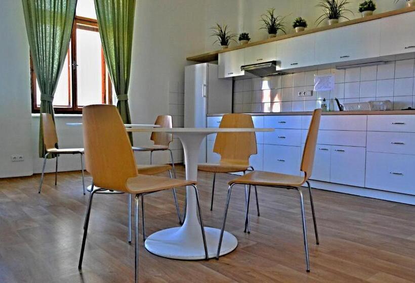 Номер Стандарт Четырехместный Совместный Санузел, Hostel U Sv. štěpána