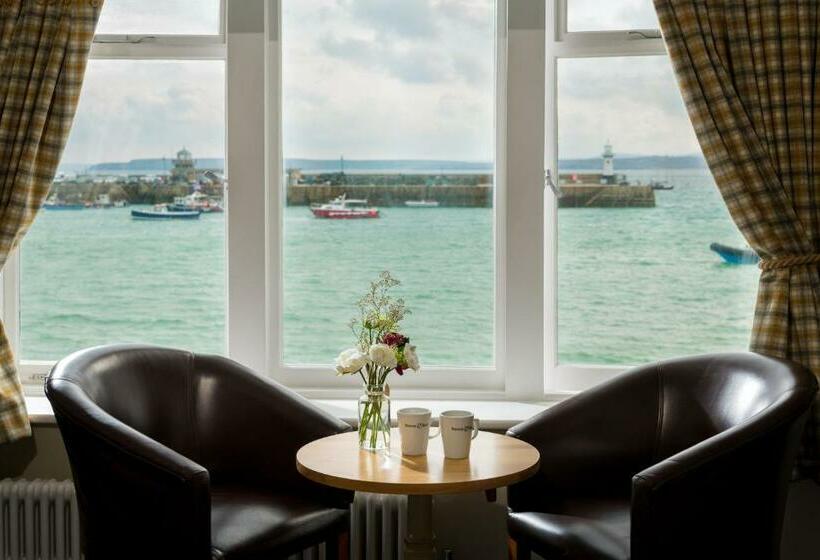 اتاق خانوادگی با چشم‌انداز دریا, Lifeboat Inn
