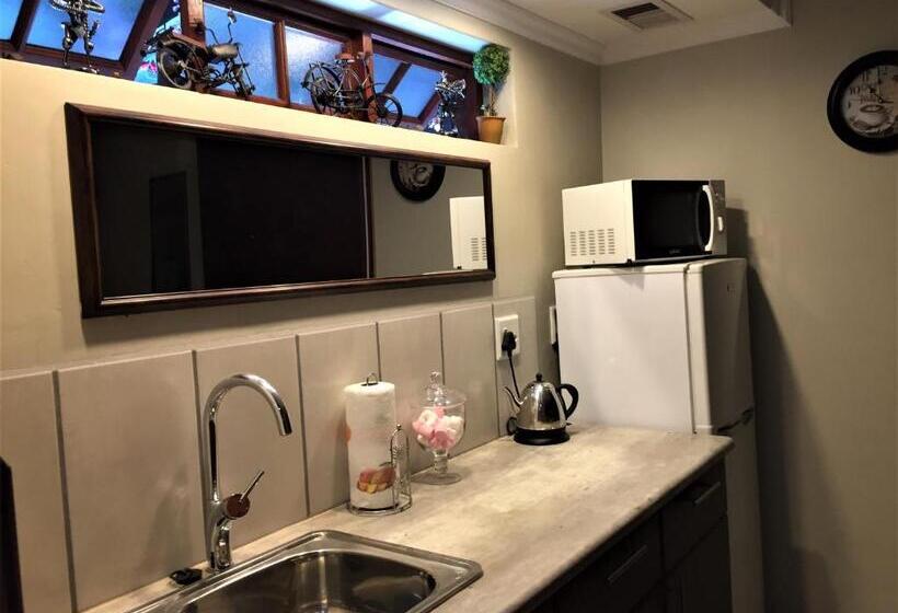 استودیوی لوکس, The Travel Inn Durban