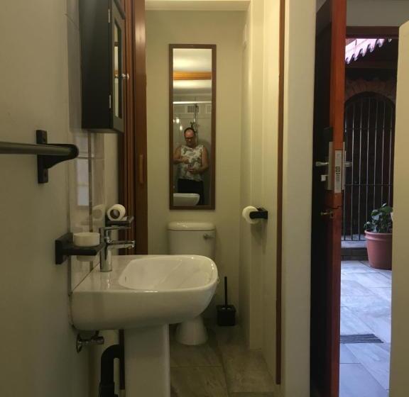 سوییت لوکس, The Travel Inn Durban
