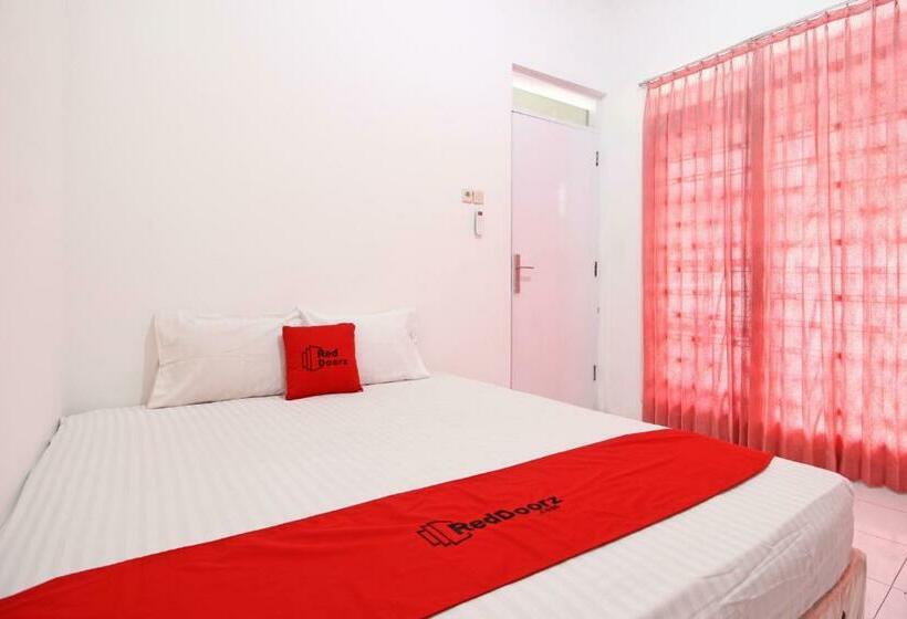 Номер Стандарт, Reddoorz Near Terminal Tirtonadi