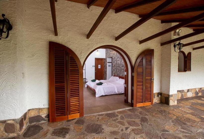 מיטת קינג בסוויטה, Nature Lodge Apu Samay