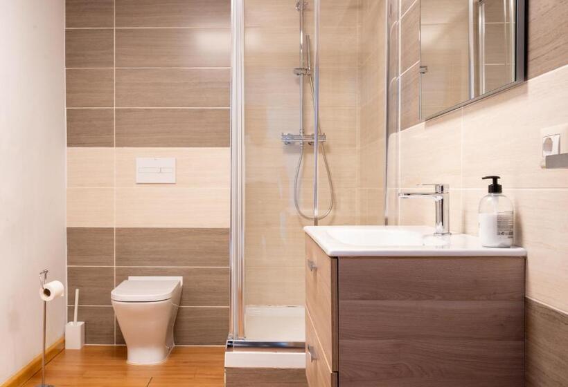 اتاق سه‌نفرۀ استاندارد با سرویس بهداشتی بیرون از اتاق, Suites Rooms Valencia