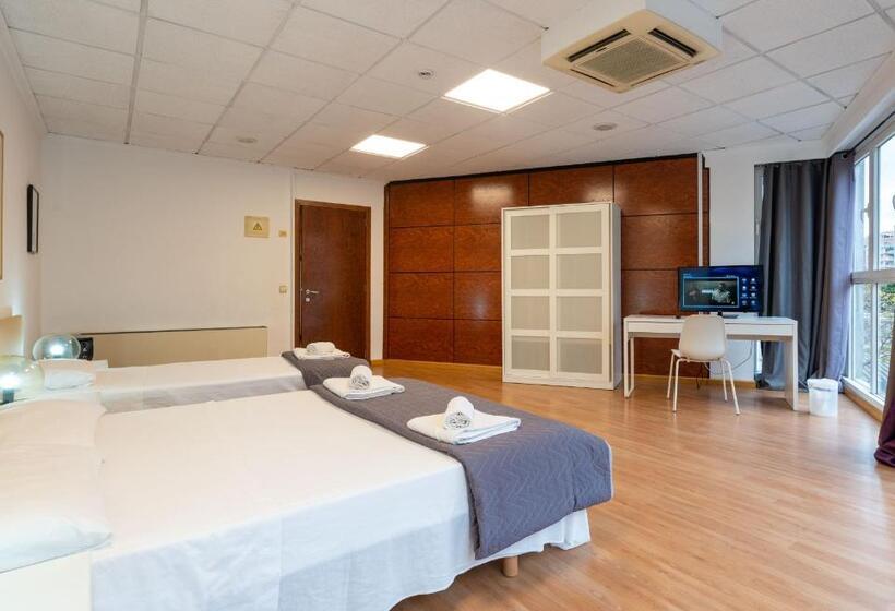 اتاق سه‌نفرۀ استاندارد با سرویس بهداشتی بیرون از اتاق, Suites Rooms Valencia