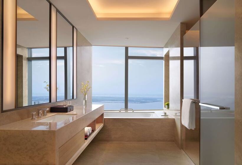 Номер Клуб, Hyatt Regency Zhenjiang