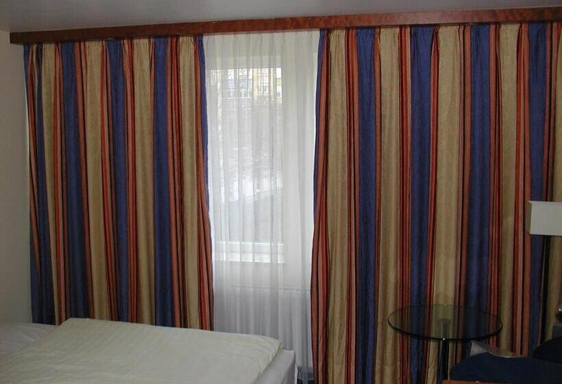 Номер Стандарт Трехместный, Motel Monteur