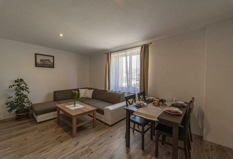 سوئیت با بالکن, Kolonie
