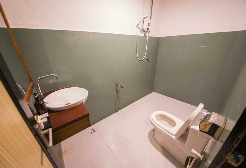 Номер Стандарт, Room V @ Jalan Sultanah Near Bus Stop Batu Pahat
