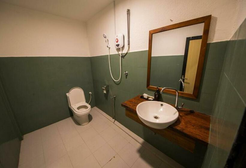 Номер Стандарт Трехместный, Room V @ Jalan Sultanah Near Bus Stop Batu Pahat