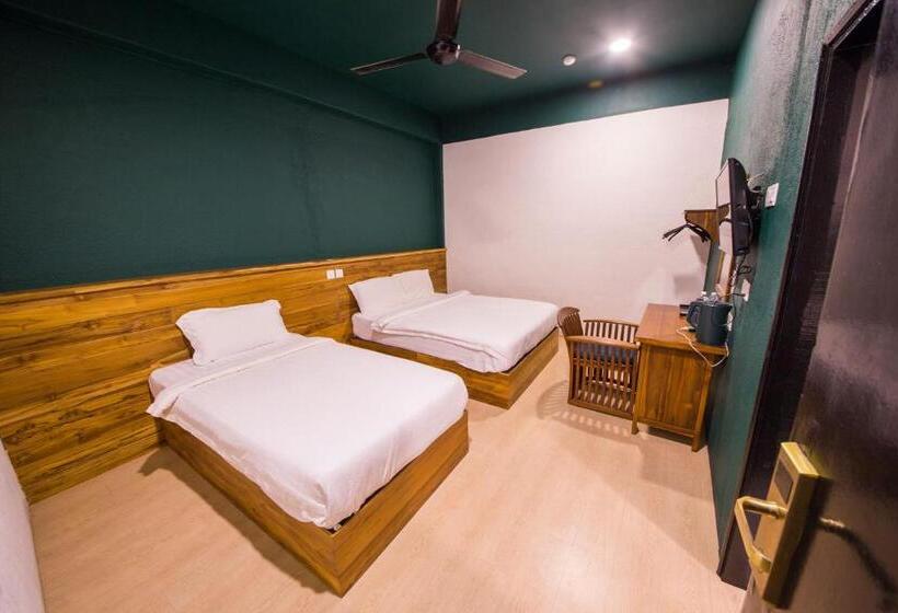 Номер Стандарт Трехместный, Room V @ Jalan Sultanah Near Bus Stop Batu Pahat