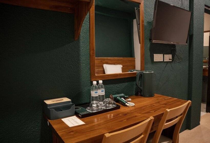 Номер Стандарт Трехместный, Room V @ Jalan Sultanah Near Bus Stop Batu Pahat