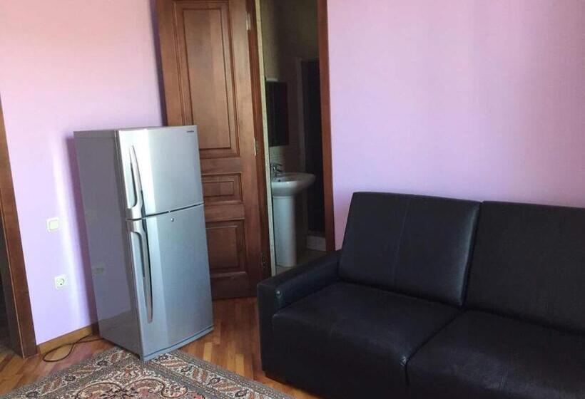 سوئیت با بالکن, George's House