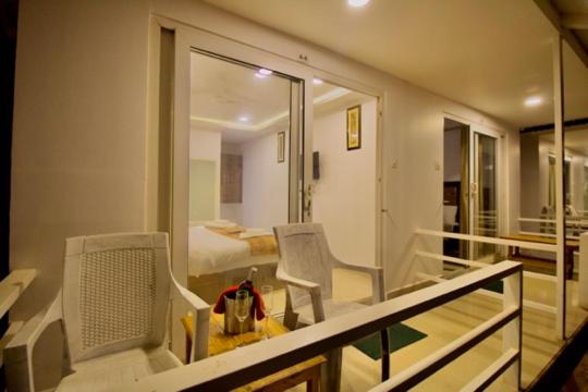 带大床的豪华间, Arabian Sands Beach Resort