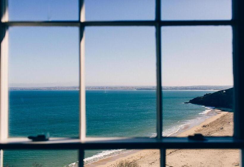اتاق لوکس با چشم‌انداز دریا, 27 The Terrace