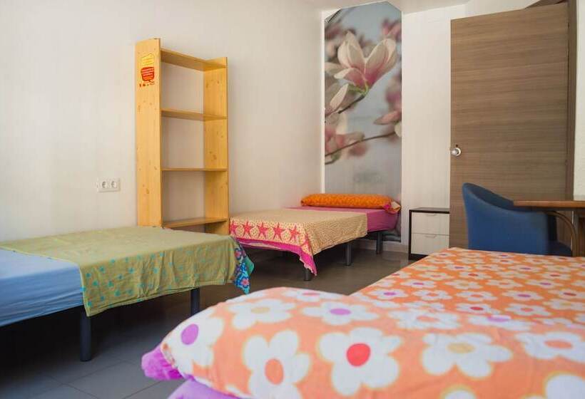 اتاق استاندارد سه تخته با سرویس بهداشتی مشترک, Go Bcn Hostal Ideal Badal   Hostel