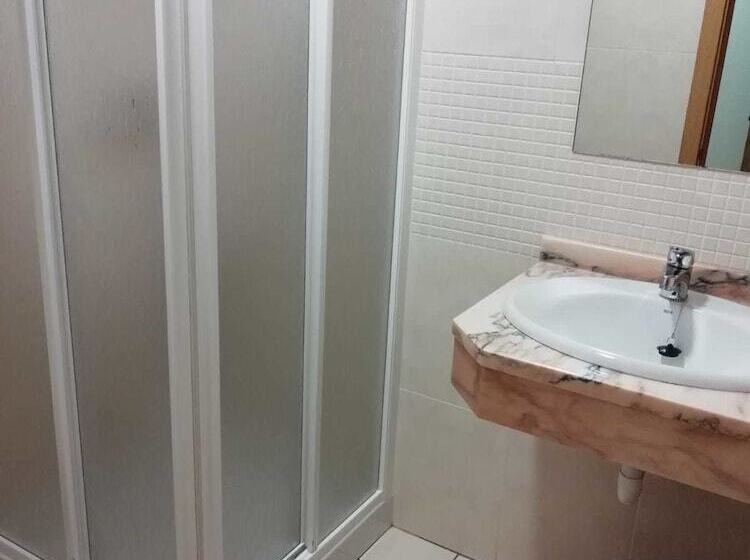 اتاق استاندارد سه نفره, Pensión Residencia Caola