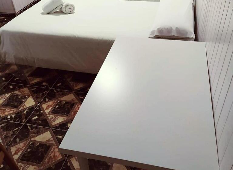 스탠다드 트리플 룸, Hostal Jaufil