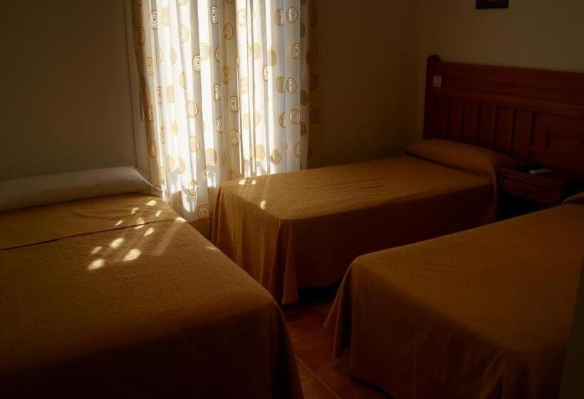 Номер Стандарт Трехместный, Hostal Restaurante Bustos