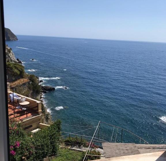 استودیوی استاندارد با چشم‌انداز دریا, Le Storie Di Manarola