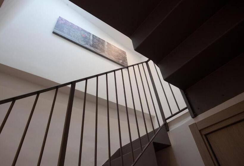 Полулюкс, Magnifica Luxury Suites