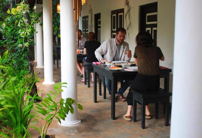 اتاق اکونومی, The Courtyard Villa