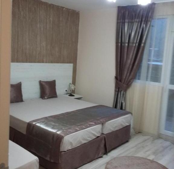 اتاق استاندارد سه تخته با بالکن, Guest House Adriya