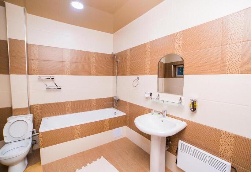 标准三人间共用浴室, Guest House Rohat Lux