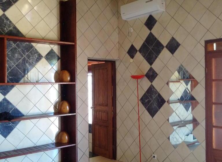 اتاق لوکس با بالکن و چشم‌انداز دریا, Villa Pistaches