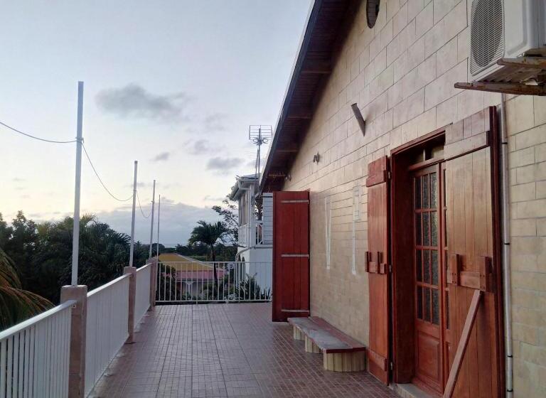اتاق لوکس با بالکن و چشم‌انداز دریا, Villa Pistaches