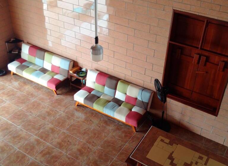 اتاق لوکس با بالکن و چشم‌انداز دریا, Villa Pistaches