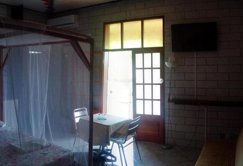 اتاق استاندارد سه تخته با چشم‌انداز باغ, Villa Pistaches