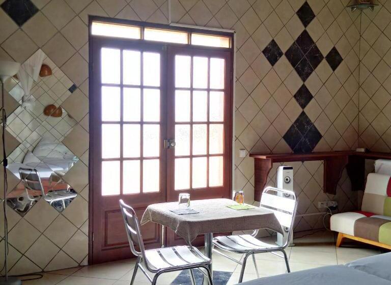 اتاق لوکس با بالکن و چشم‌انداز دریا, Villa Pistaches
