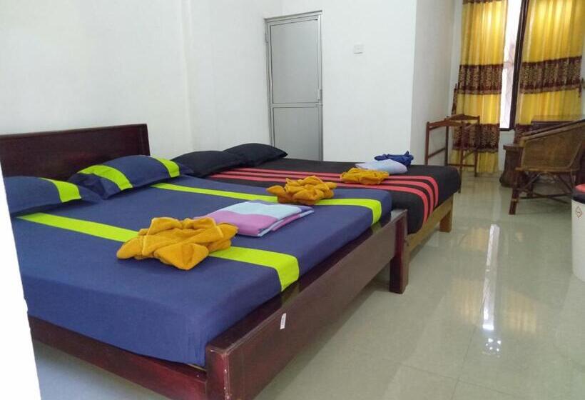 Economy Triple Room, Selahn Inn