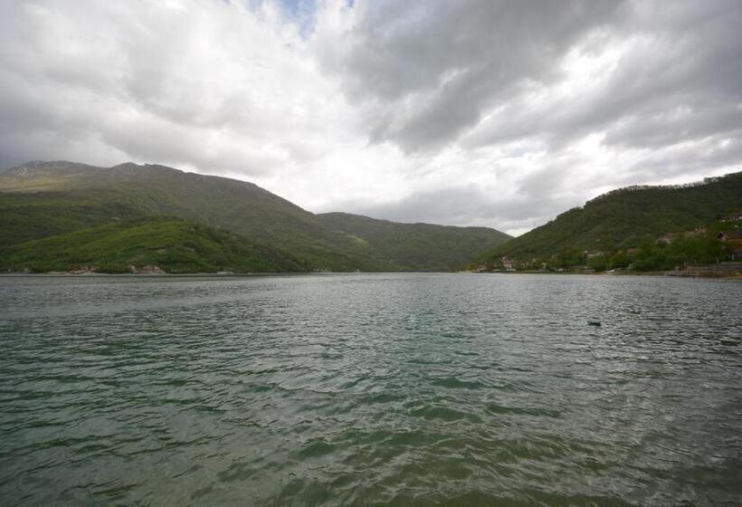 سوییت جونیور با چشم‌انداز دریاچه, Villa Jablanica Lake