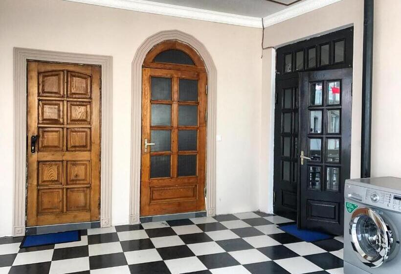 اتاق لوکس با بالکن, Gurami Guest House 1